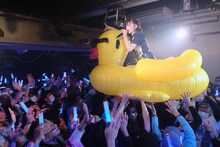 アヒルのボートでフロアに飛び込む空野青空。（撮影：YGQ）