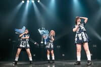 花束を抱えて現れた高咲陽菜（左）と小鳩りあ（中央）。