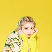 柏木ひなた、原色の衣装やアイテムで自分らしさ表現