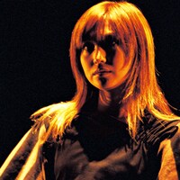 鬼束ちひろの初期のアーティスト写真。