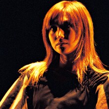 鬼束ちひろの初期のアーティスト写真。