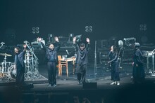 山口一郎単独ツアー「懐かしい月は新しい月“蜃気楼”」のアンコールに登場したサカナクションメンバー。（撮影：後藤武浩）