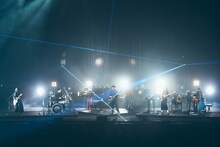 「懐かしい月は新しい月“蜃気楼”」のアンコールに登場したサカナクションメンバー。（撮影：後藤武浩）