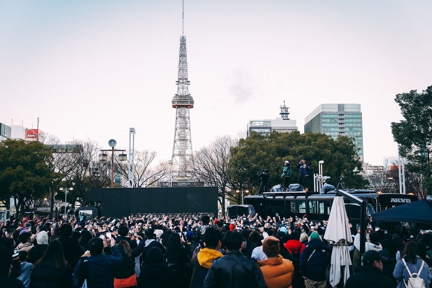 AK-69と¥ellow Bucksによる野外フリーゲリラライブの様子。（Photo by Takahiro Shiranaga）