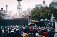 AK-69と¥ellow Bucksによる野外フリーゲリラライブの様子。（Photo by Takahiro Shiranaga）