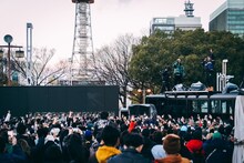 AK-69と¥ellow Bucksによる野外フリーゲリラライブの様子。（Photo by Takahiro Shiranaga）