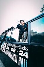 AK-69と¥ellow Bucksによる野外フリーゲリラライブの様子。（Photo by Takahiro Shiranaga）