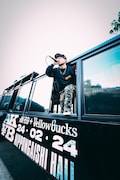 AK-69と¥ellow Bucksによる野外フリーゲリラライブの様子。(Photo by Takahiro Shiranaga)