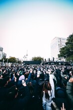 AK-69と¥ellow Bucksによる野外フリーゲリラライブの様子。（Photo by Takahiro Shiranaga）