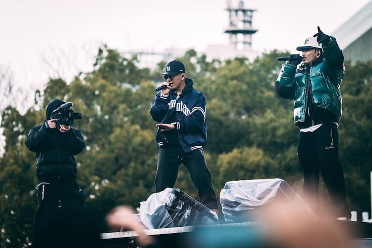 AK-69と¥ellow Bucksが名古屋でゲリラライブ、寒空の下に1500人以上 