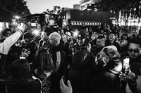 AK-69と¥ellow Bucksによる野外フリーゲリラライブの様子。（Photo by Takahiro Shiranaga）