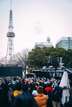 AK-69と¥ellow Bucksによる野外フリーゲリラライブの様子。（Photo by Takahiro Shiranaga）