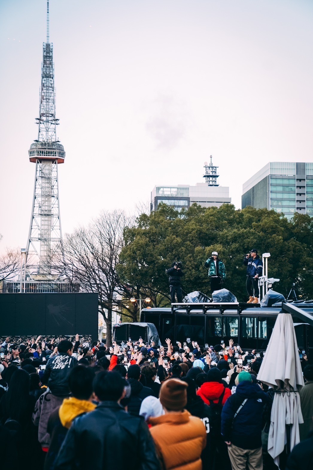 AK-69と¥ellow Bucksによる野外フリーゲリラライブの様子。（Photo by Takahiro Shiranaga）