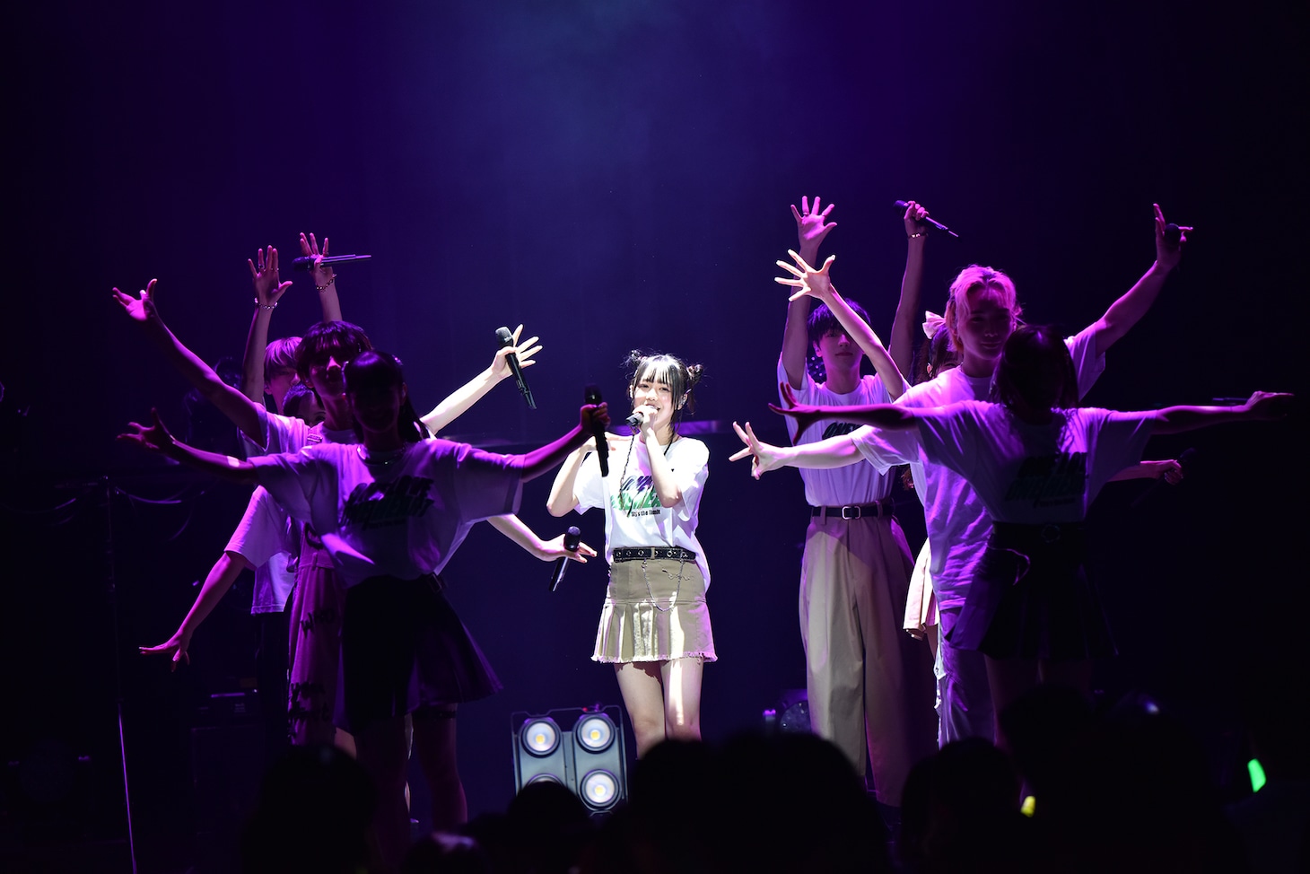 「愛せ、至極散々な僕らの日を」を披露するONE LOVE ONE HEART。