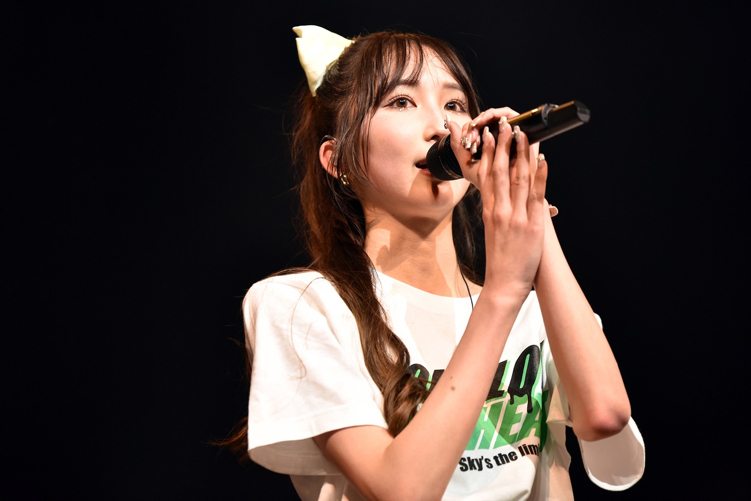 目に涙を浮かべるリーダーの佐々木杏莉。