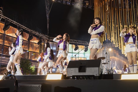 「創造営2024」練習生による、タイのカウントダウンイベントでの「Summer Dream」パフォーマンスの様子。