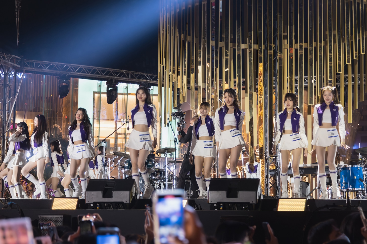 「創造営2024」練習生による、タイのカウントダウンイベントでの「Summer Dream」パフォーマンスの様子。