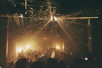 大比良瑞希を迎えて「ドンセイグッバイ」を歌う七尾旅人。（撮影：新保勇樹）