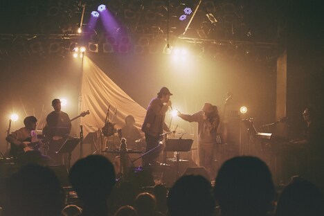 やけのはらを迎えて「Rollin' Rollin'」を歌う七尾旅人。（撮影：新保勇樹）