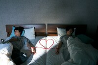 「ある閉ざされた雪の山荘で」場面写真 (c)2024映画『ある閉ざされた雪の山荘で』製作委員会 (c)東野圭吾／講談社