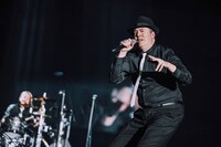 マイケル・クリストファー・コージ・フォックス（Vo）