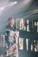 “超大物演歌歌手”として登場した吉田直樹プロデューサー。