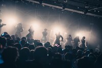 「キングサリ BAND SET ONEMAN LIVE『Survive the new world』」の様子。（撮影：真島洸）