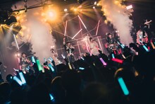 「キングサリ BAND SET ONEMAN LIVE『Survive the new world』」の様子。（撮影：真島洸）