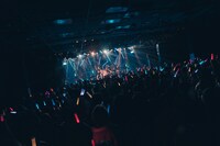 「キングサリ BAND SET ONEMAN LIVE『Survive the new world』」の様子。（撮影：真島洸）