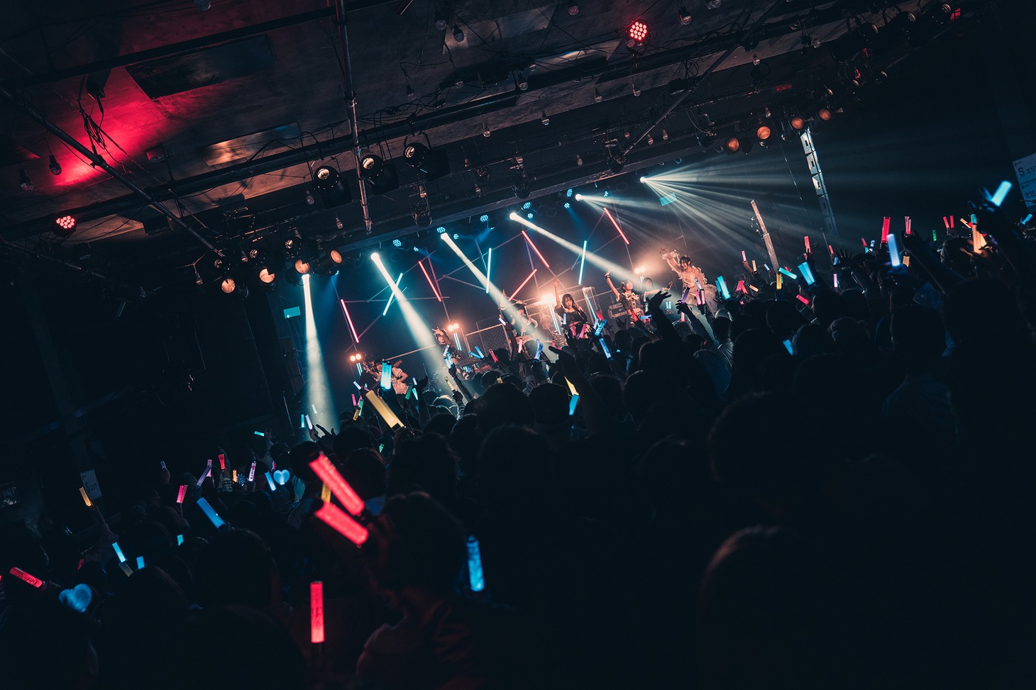 「キングサリ BAND SET ONEMAN LIVE『Survive the new world』」の様子。（撮影：真島洸）
