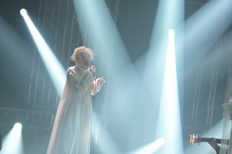 「The Covers 80年代ラブソングSP ～宮本浩次・Cocco～」より、Cocco。（写真提供：NHK）