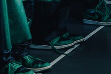 ナ前ナ以の足元（中央）。