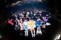 バンドメンバーとともにフロアのファンと記念撮影するキングサリ。（撮影：真島洸）