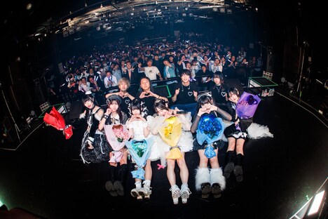 バンドメンバーとともにフロアのファンと記念撮影するキングサリ。（撮影：真島洸）
