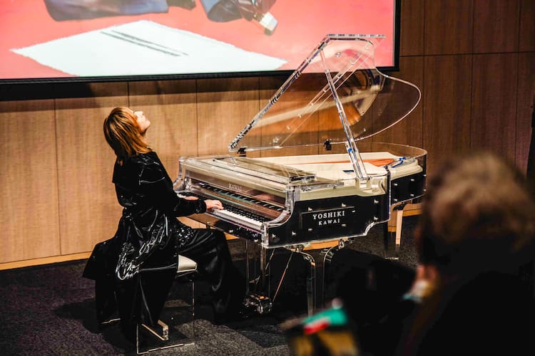 YOSHIKIの大切なクリスタルピアノ4000万円で落札、収益は被災地に全額
