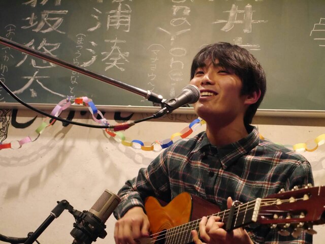 三鷹「おんがくのじかん」にて。2014年11月に発表した自主制作盤「あけぼの」のレコ発イベントの様子。