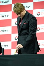 書き初めをする香取慎吾。