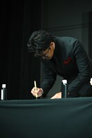 書き初めをする数原龍友。