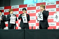 「笑い」にまつわる書き初めをした3人。