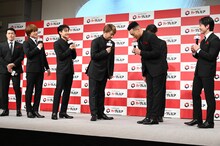 関口メンディーからのご飯の誘いを丁重に断る香取慎吾（中央）。