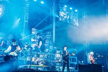 スピッツ「SPITZ JAMBOREE TOUR '23-'24 "HIMITSU STUDIO”」東京・日本武道館公演の様子。（撮影：西槇太一）