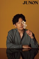 「JUNON」2024年3月号より、稲垣吾郎。