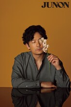 「JUNON」2024年3月号より、稲垣吾郎。