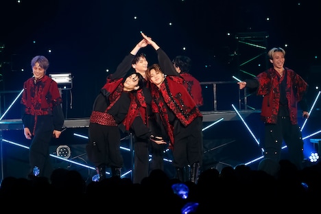 TETTA（中央左）とEIKU（中央右）の「東京タワー！」と、タワーの隙間から覗き込むREI（中央）。（撮影：笹森健一）