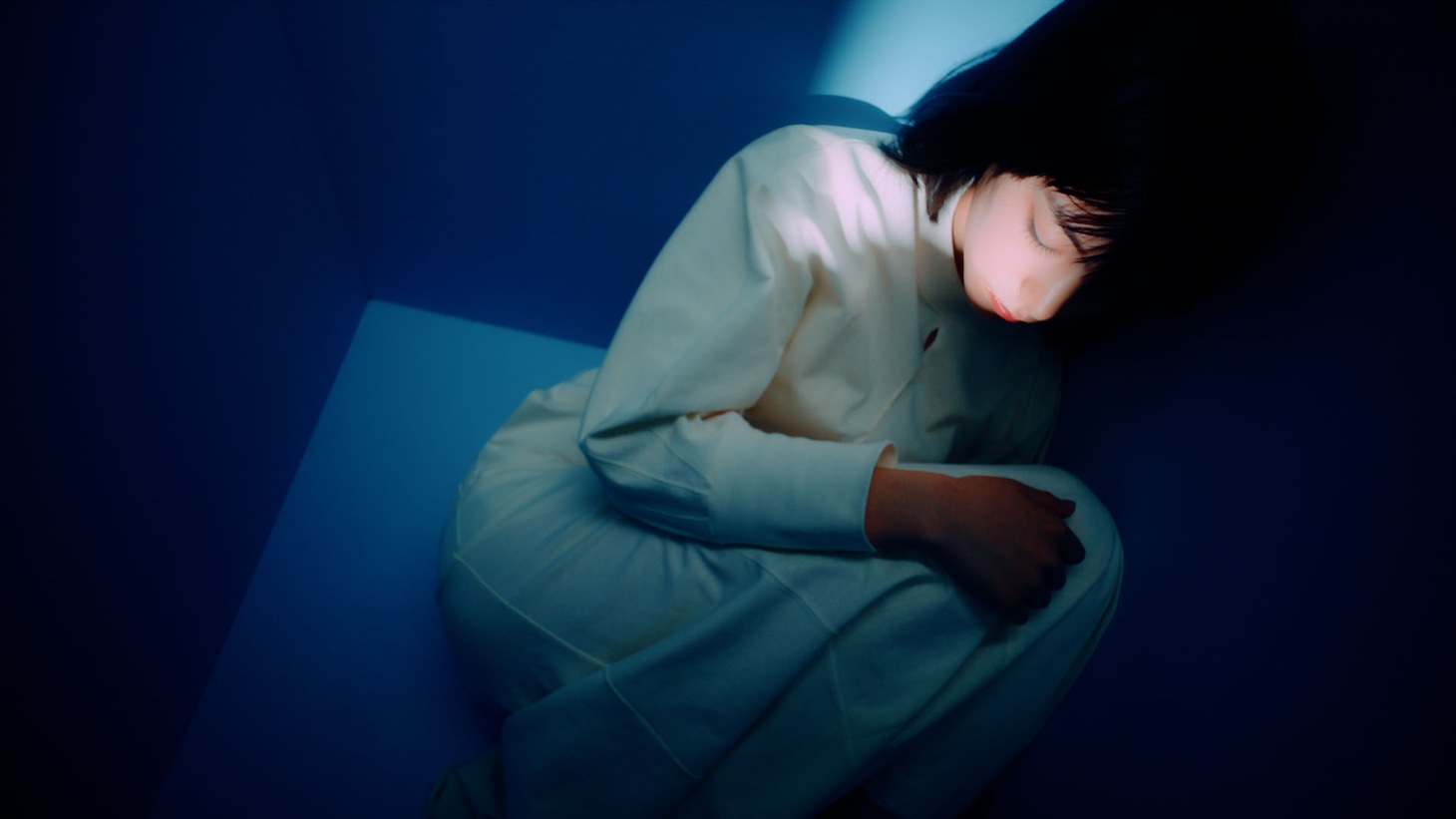 Uru「アンビバレント」MVより。