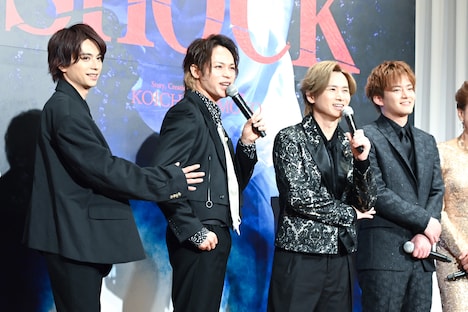 その場にいない塚田僚一に向けてすごむ上田竜也（左から2人目）と制止する佐藤勝利（左）。