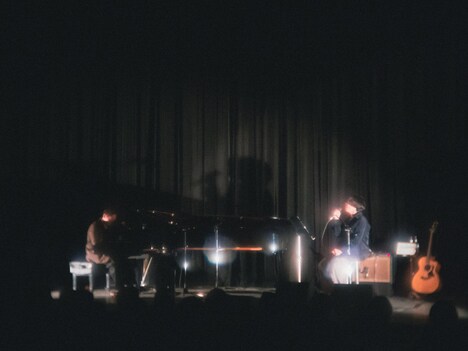 「Bialystocks 二人編成ライブ 2024 冬」の様子。（撮影：廣田達也）