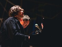 ピアノの連弾を披露するBialystocks。手前から甫木元空（Vo）、菊池剛（Key）。（撮影：廣田達也）