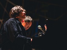 ピアノの連弾を披露するBialystocks。手前から甫木元空（Vo）、菊池剛（Key）。（撮影：廣田達也）