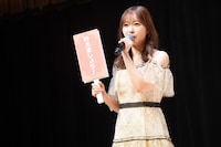 「叶えましょう！」の札を上げる指原莉乃。